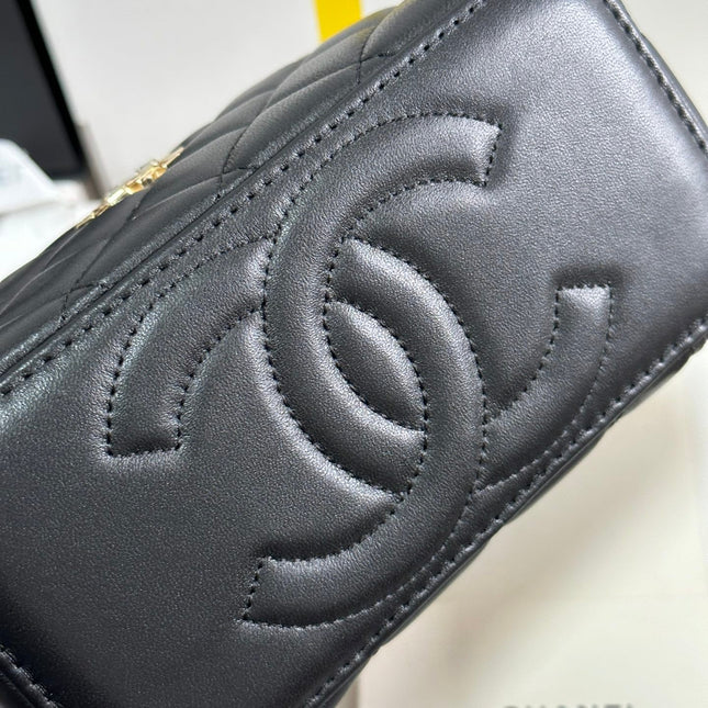 VANITY CASE 18 IN BLACK CALFSKIN GOLD HARDWARE