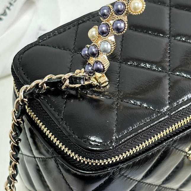 VANITY CASE 18 IN BLACK SHINY LAMBSKIN WITH PEARL HANDLE