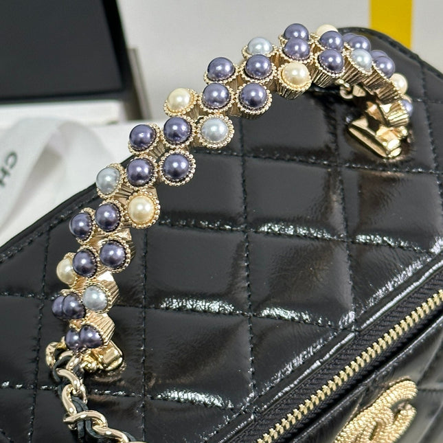 VANITY CASE 18 IN BLACK SHINY LAMBSKIN WITH PEARL HANDLE