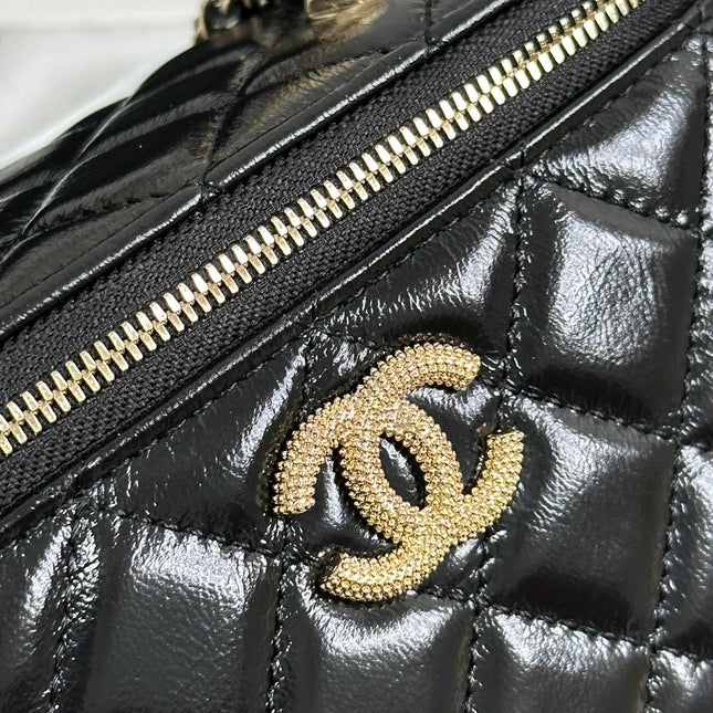VANITY CASE 18 IN BLACK SHINY LAMBSKIN WITH PEARL HANDLE