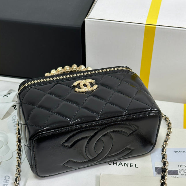 VANITY CASE 18 IN BLACK SHINY LAMBSKIN WITH PEARL HANDLE