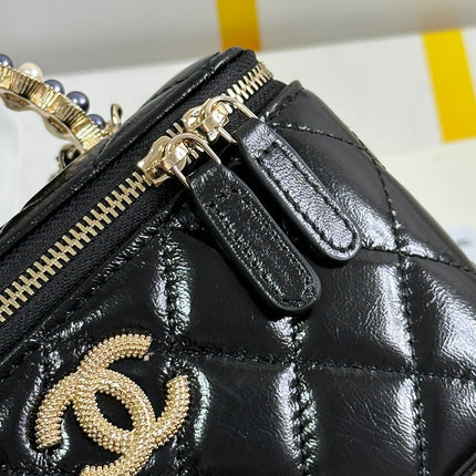 VANITY CASE 18 IN BLACK SHINY LAMBSKIN WITH PEARL HANDLE