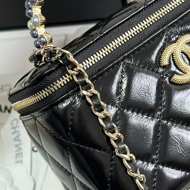 VANITY CASE 18 IN BLACK SHINY LAMBSKIN WITH PEARL HANDLE