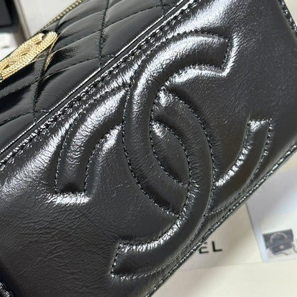VANITY CASE 18 IN BLACK SHINY LAMBSKIN WITH PEARL HANDLE