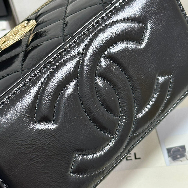 VANITY CASE 18 IN BLACK SHINY LAMBSKIN WITH PEARL HANDLE