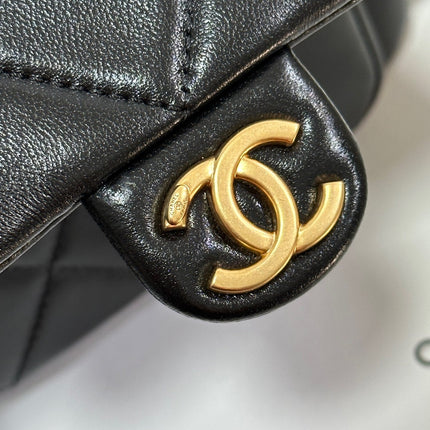 QUILTED HOBO CARGO BAG 31 IN BLACK CALFSKIN GOLD CHAIN