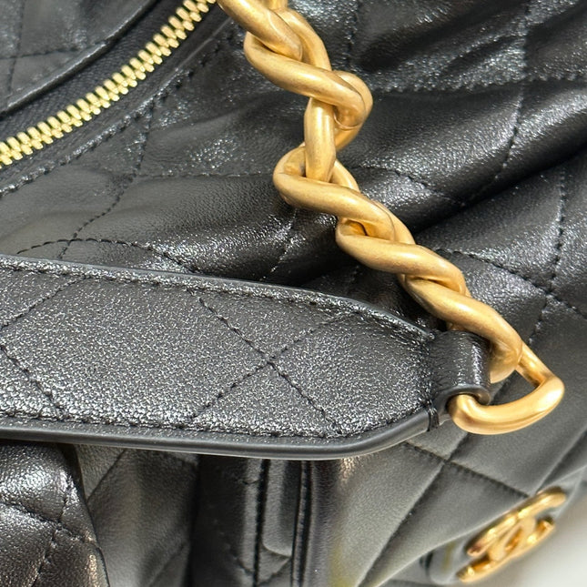 QUILTED HOBO CARGO BAG 31 IN BLACK CALFSKIN GOLD CHAIN
