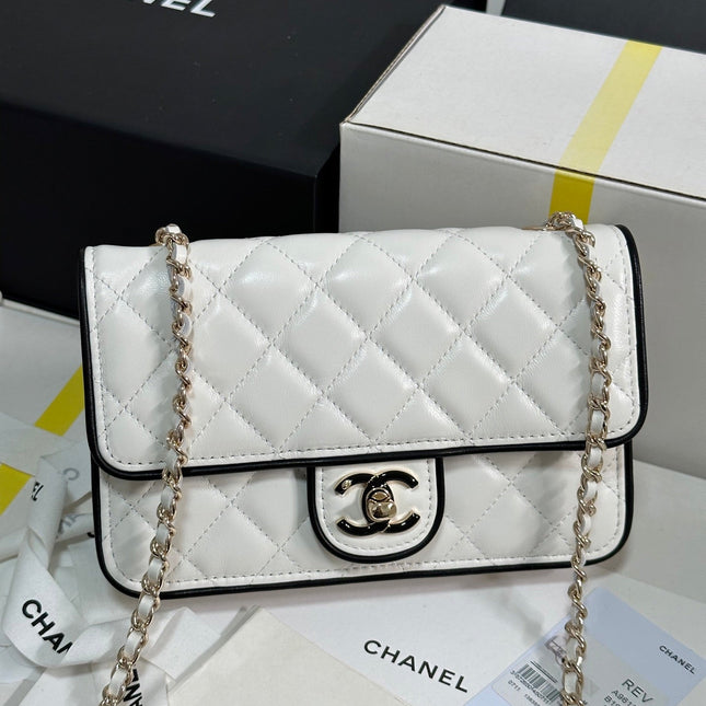 QUILTED FLAP BAG WITH BLACK TRIM 19 IN WHITE LAMBSKIN