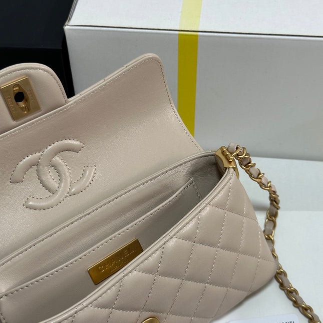 FLAP BAG WITH HANDLE 22 IN BEIGE LAMBSKIN GOLD PLATED METAL