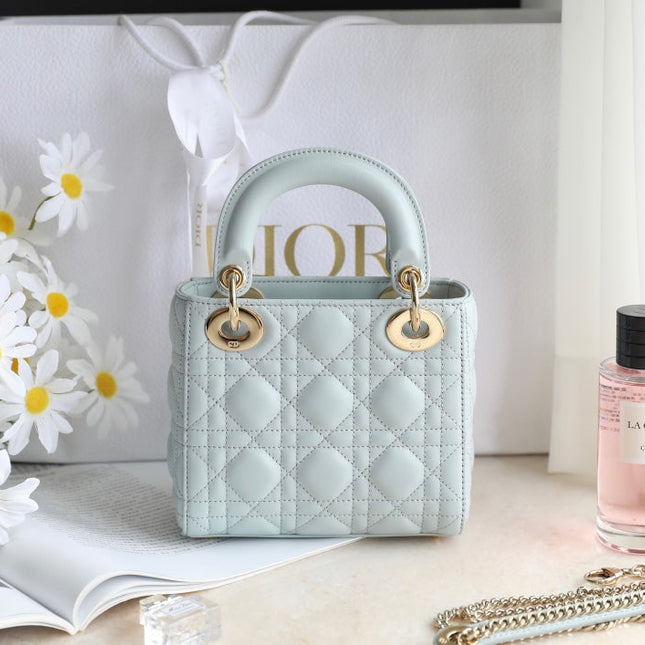 LADY 17 IN LIGHT BLUE LAMBSKIN WITH CANNAGE PATTERN