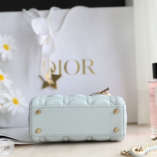 LADY 17 IN LIGHT BLUE LAMBSKIN WITH CANNAGE PATTERN