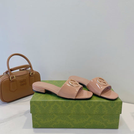 SLIDE SANDALS IN DESERT SAND GLOSSY SHEEPSKIN ENAMELLED ROUND INTERLOCKING G