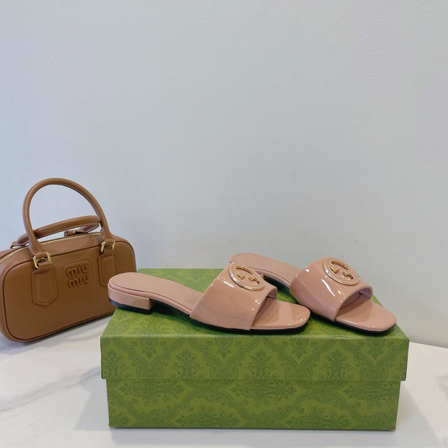 SLIDE SANDALS IN DESERT SAND GLOSSY SHEEPSKIN ENAMELLED ROUND INTERLOCKING G