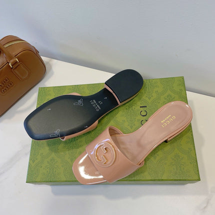 SLIDE SANDALS IN DESERT SAND GLOSSY SHEEPSKIN ENAMELLED ROUND INTERLOCKING G