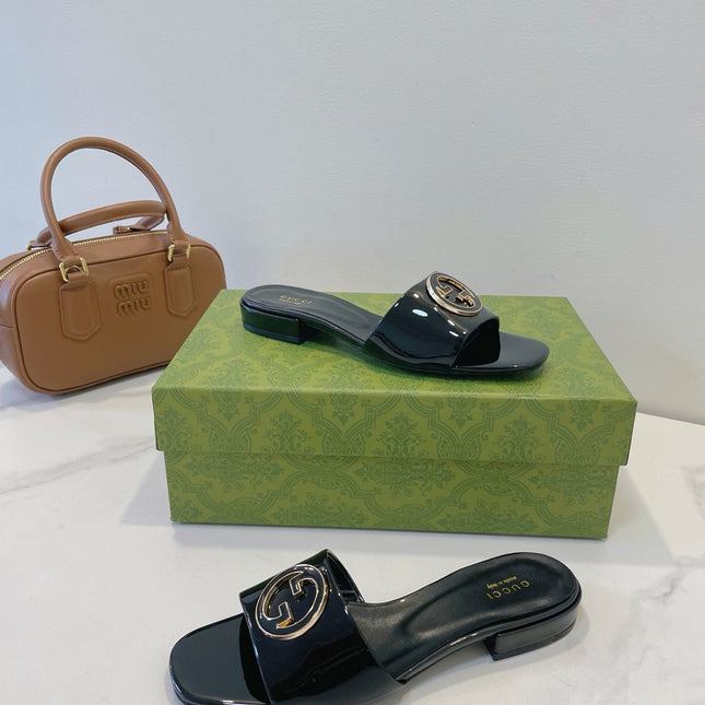 SLIDE SANDALS IN BLACK GLOSSY SHEEPSKIN ENAMELLED ROUND INTERLOCKING G