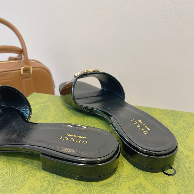 SLIDE SANDALS IN BLACK GLOSSY SHEEPSKIN ENAMELLED ROUND INTERLOCKING G