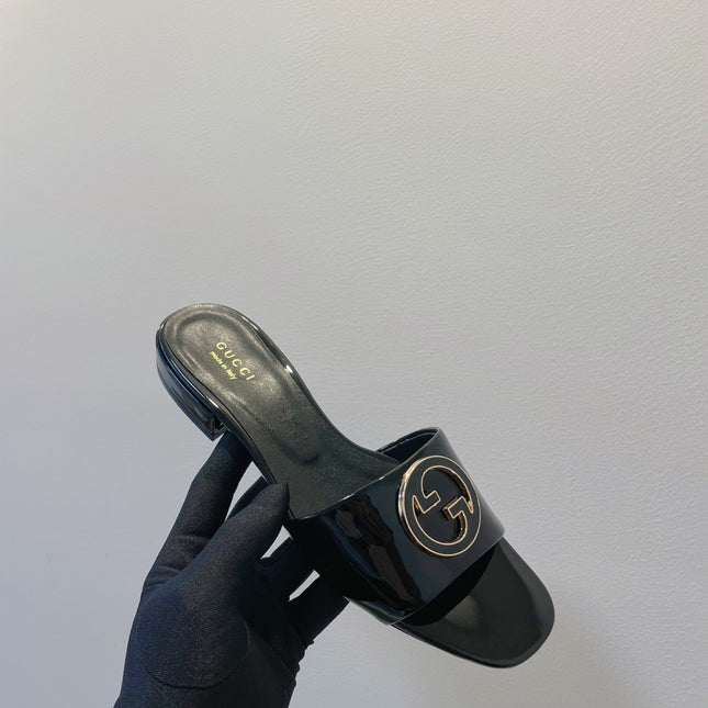 SLIDE SANDALS IN BLACK GLOSSY SHEEPSKIN ENAMELLED ROUND INTERLOCKING G