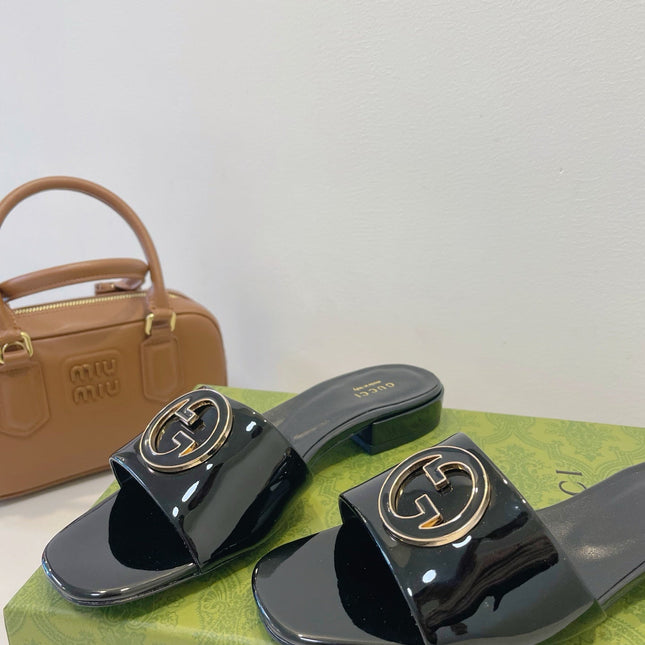 SLIDE SANDALS IN BLACK GLOSSY SHEEPSKIN ENAMELLED ROUND INTERLOCKING G