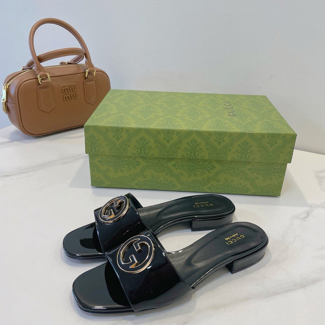 SLIDE SANDALS IN BLACK GLOSSY SHEEPSKIN ENAMELLED ROUND INTERLOCKING G