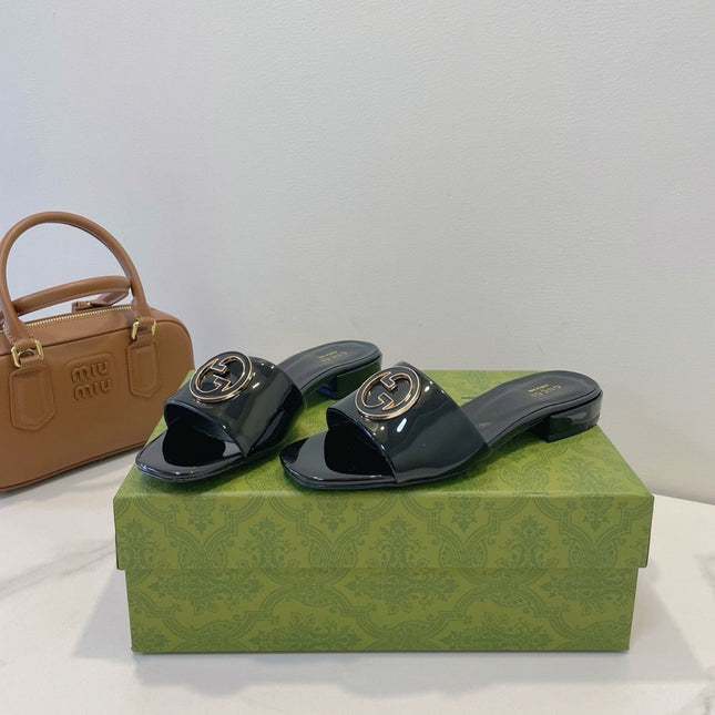 SLIDE SANDALS IN BLACK GLOSSY SHEEPSKIN ENAMELLED ROUND INTERLOCKING G