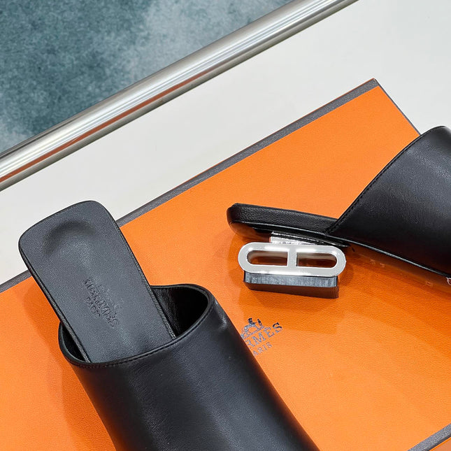 IDOLE SANDAL IN BLACK CALFSKIN