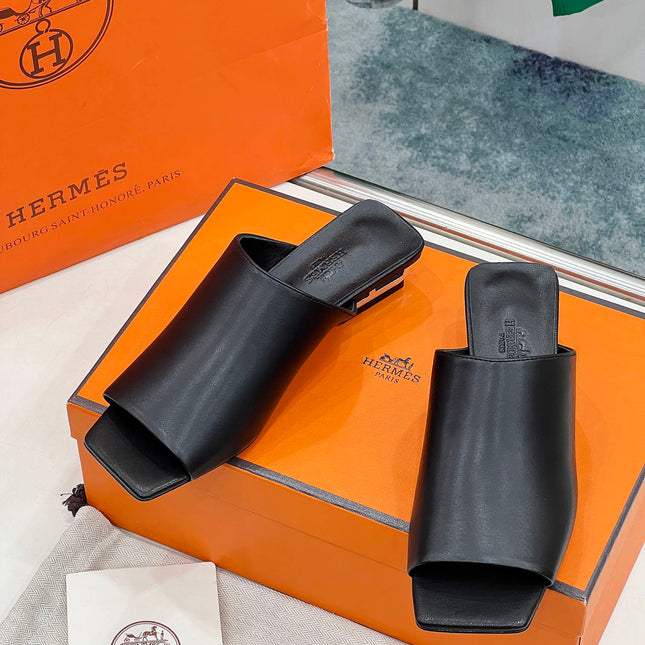 IDOLE SANDAL IN BLACK CALFSKIN