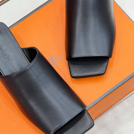 IDOLE SANDAL IN BLACK CALFSKIN