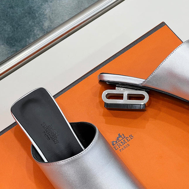 IDOLE SANDAL IN SILVER CALFSKIN