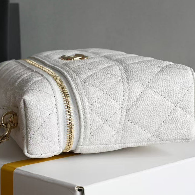 COSMETIC BAG 19 IN WHITE GRAINED CALFSKIN GOLD HARDWARE