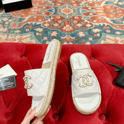 FLAT SLIPPERS IN WHITE LAMBSKIN AND WOVEN WITH LOGO