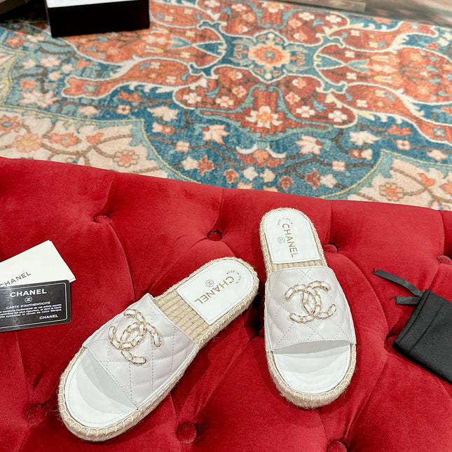 FLAT SLIPPERS IN WHITE LAMBSKIN AND WOVEN WITH LOGO