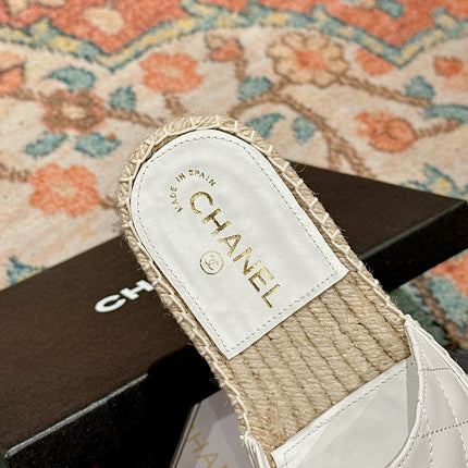 FLAT SLIPPERS IN WHITE LAMBSKIN AND WOVEN WITH LOGO