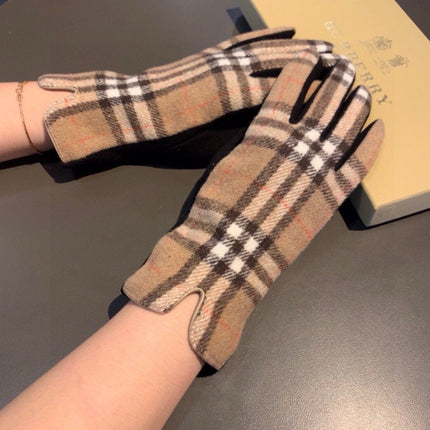 GLOVES IN CAMEL BEIGE AND BLACK WOOL 448244