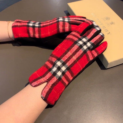 GLOVES IN CHERRY RED AND BLACK WOOL 448245
