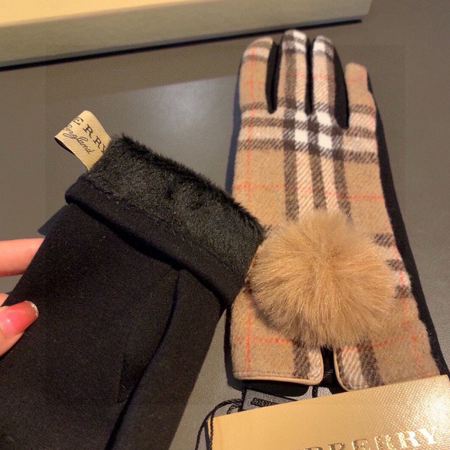 GLOVES IN CAMEL BEIGE AND BLACK WOOL WITH RABBIT FUR 448246