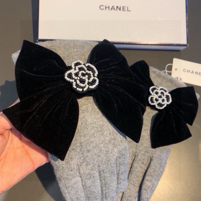 GLOVES IN DOVE GRAY WOOL WITH LARGE BLACK BOW 464994