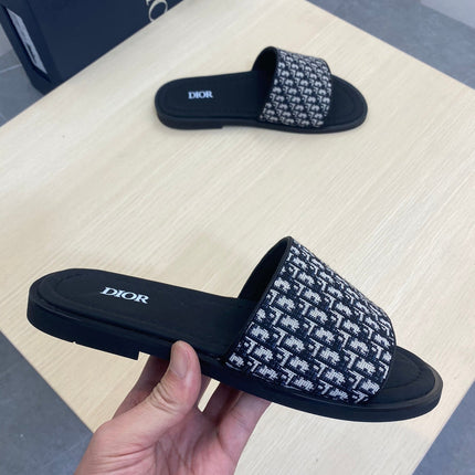 CD SLIDE ALIDAS SLIPPER BLACK AND WHITE JACQUARD