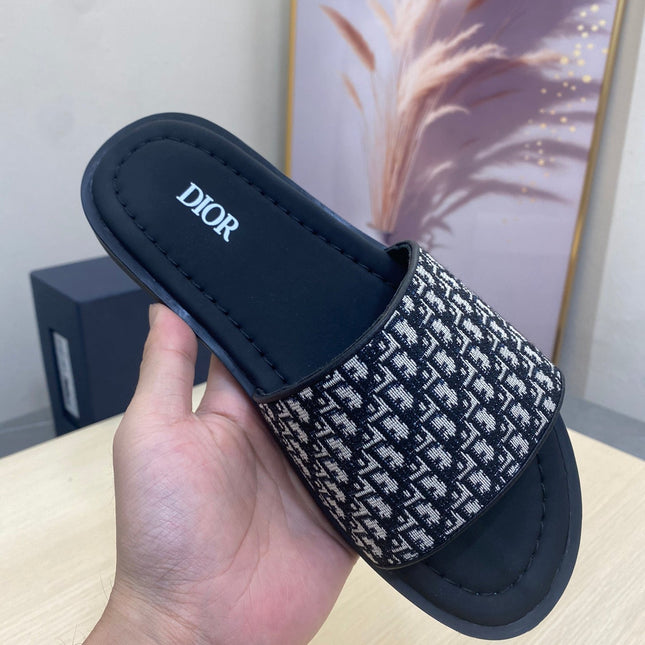 CD SLIDE ALIDAS SLIPPER BLACK AND WHITE JACQUARD