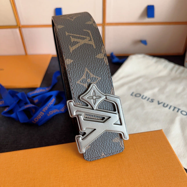 BELT 40MM IN BROWN BLACK GRAINED CALFSKIN EMBOSSED LOGO GREY BUCKLE