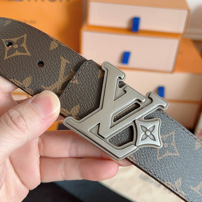 BELT 40MM IN BROWN BLACK GRAINED CALFSKIN EMBOSSED LOGO GREY BUCKLE
