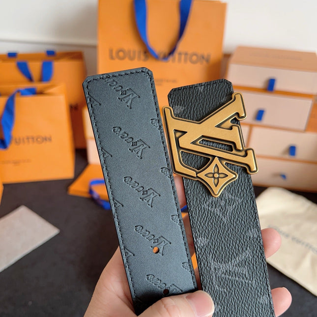 BELT 40MM IN BLACK GRAINED CALFSKIN EMBOSSED GREY LOGO GOLD BUCKLE