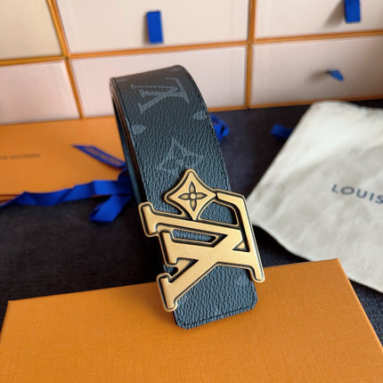 BELT 40MM IN BLACK GRAINED CALFSKIN EMBOSSED GREY LOGO GOLD BUCKLE