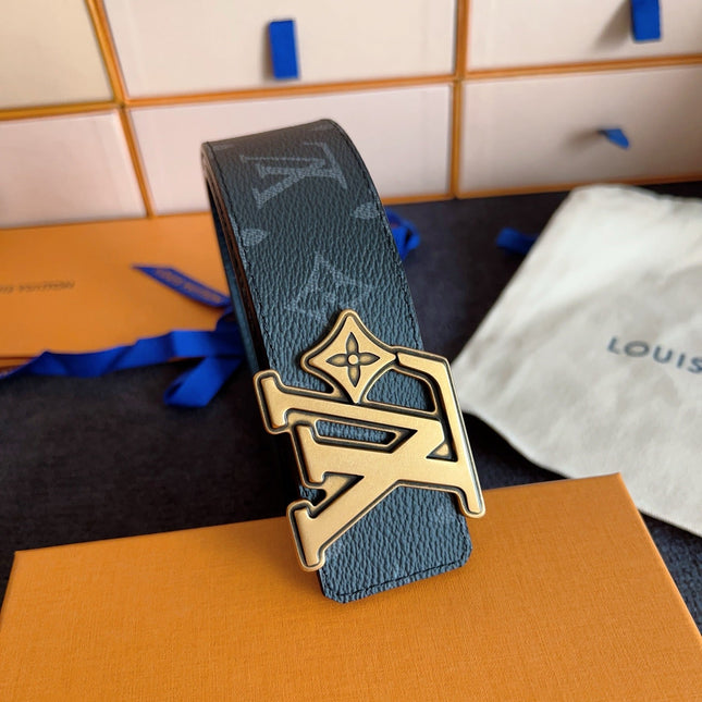 BELT 40MM IN BLACK GRAINED CALFSKIN EMBOSSED GREY LOGO GOLD BUCKLE