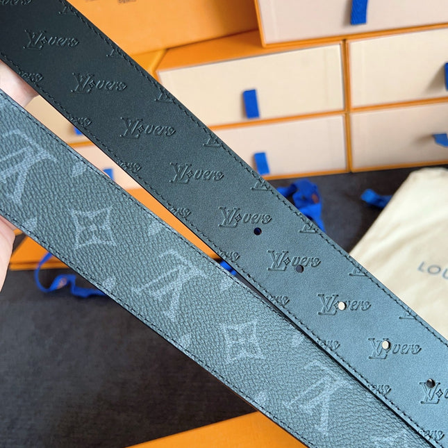 BELT 40MM IN BLACK GRAINED CALFSKIN EMBOSSED GREY LOGO GOLD BUCKLE
