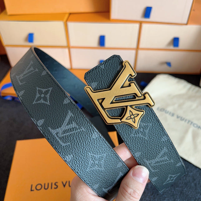 BELT 40MM IN BLACK GRAINED CALFSKIN EMBOSSED GREY LOGO GOLD BUCKLE