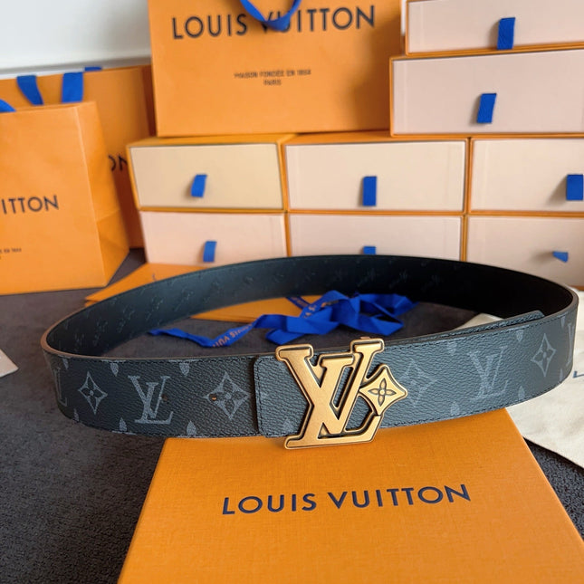 BELT 40MM IN BLACK GRAINED CALFSKIN EMBOSSED GREY LOGO GOLD BUCKLE