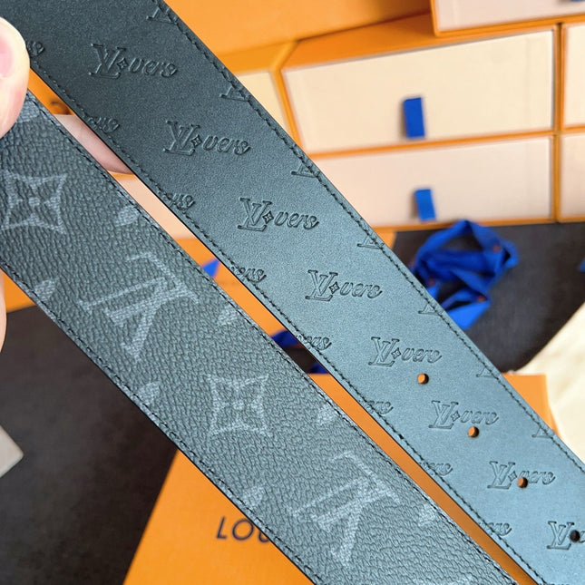 BELT 40MM IN BLACK GRAINED CALFSKIN EMBOSSED GREY LOGO GREY BUCKLE