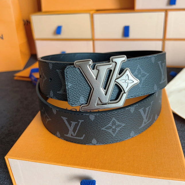 BELT 40MM IN BLACK GRAINED CALFSKIN EMBOSSED GREY LOGO GREY BUCKLE