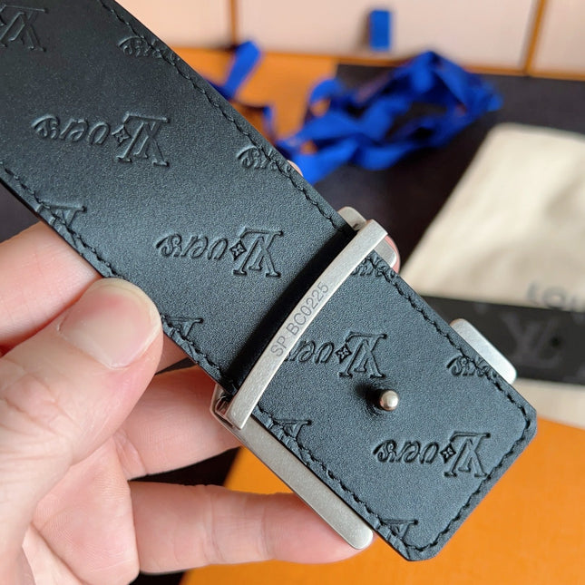 BELT 40MM IN BLACK GRAINED CALFSKIN EMBOSSED GREY LOGO GREY BUCKLE