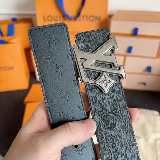 BELT 40MM IN BLACK GRAINED CALFSKIN EMBOSSED GREY LOGO GREY BUCKLE
